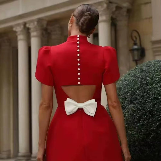 Robe élégante à découpe avec noeud papillon