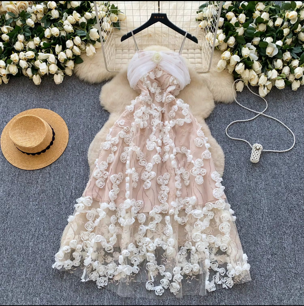 Robe fleurie blanche beige