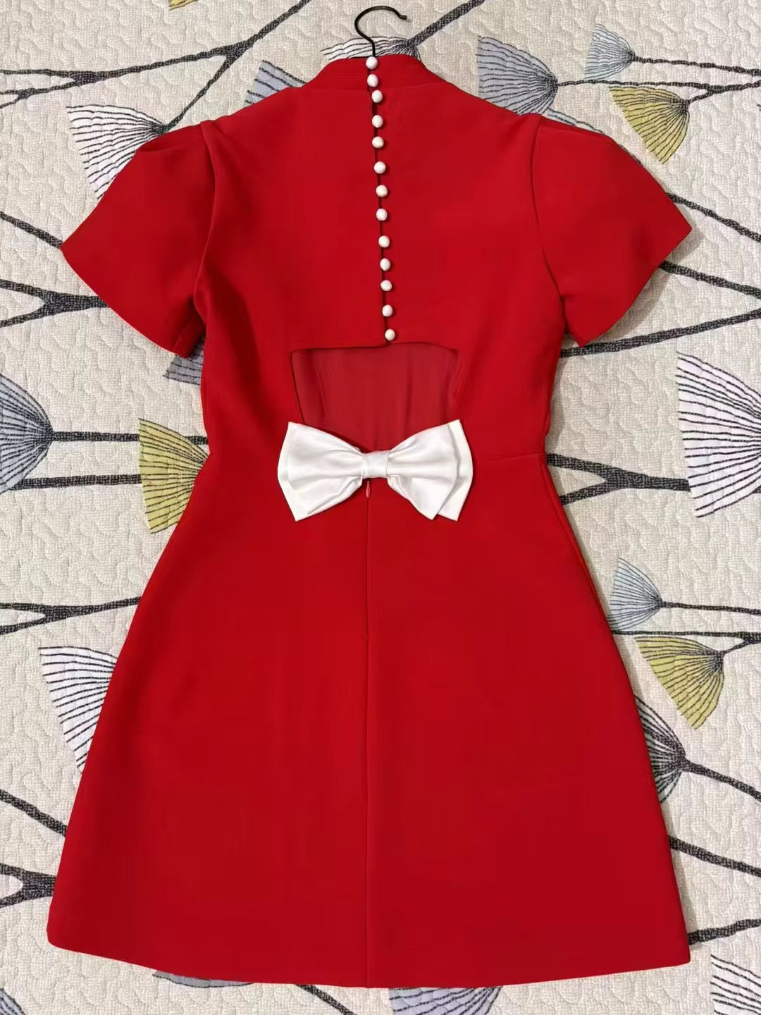 Robe élégante à découpe avec noeud papillon