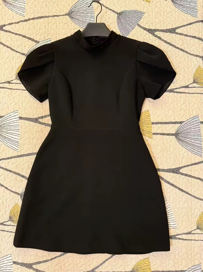 Robe élégante à découpe avec noeud papillon