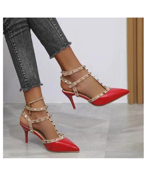 Heels with pointed toe and studded decoration