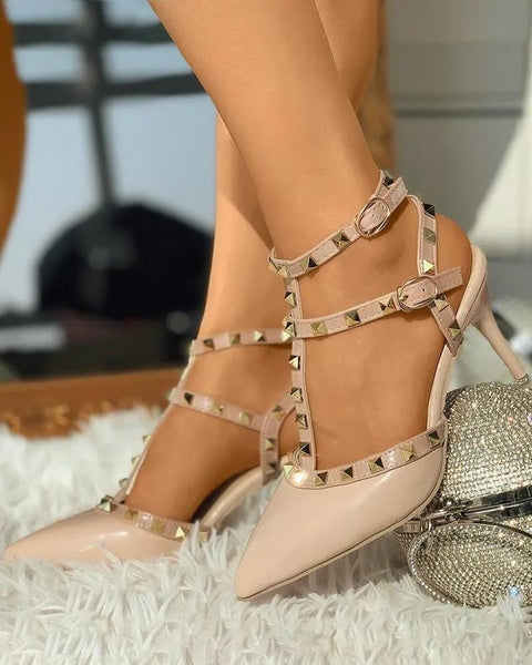 Heels with pointed toe and studded decoration